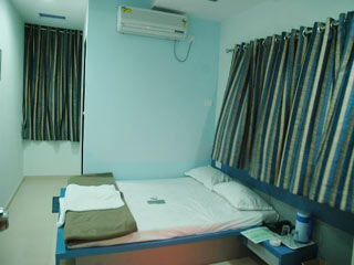 Hotel Relish Vadodara Bagian luar foto