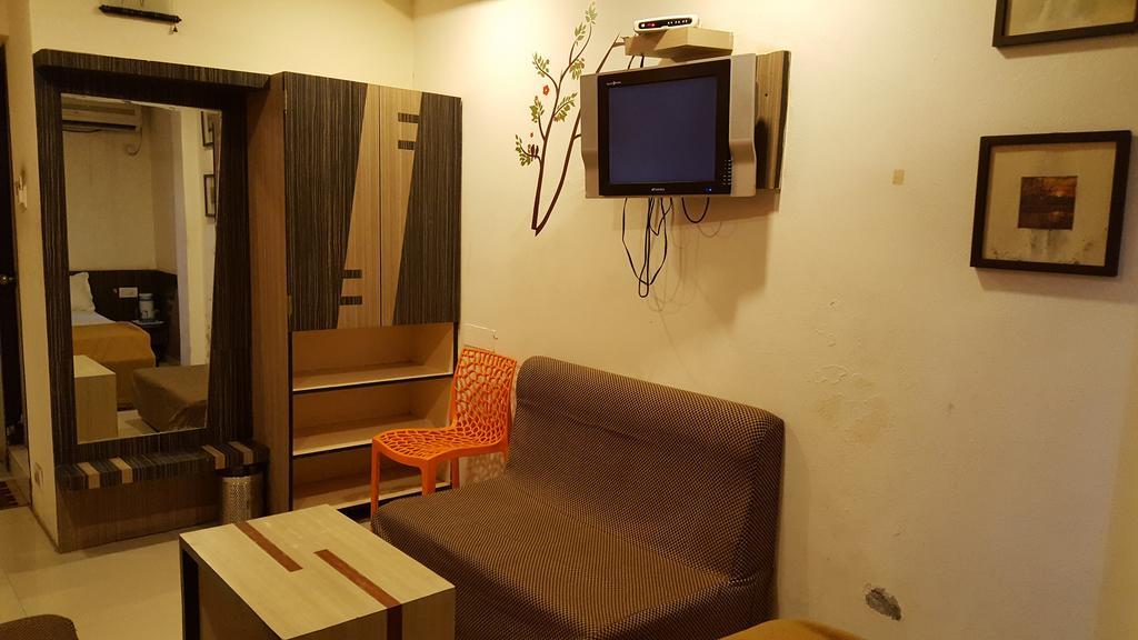 Hotel Relish Vadodara Bagian luar foto